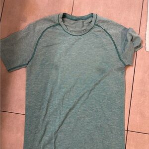 Lululemon Men's xs Green Short Sleeve performance Shirt